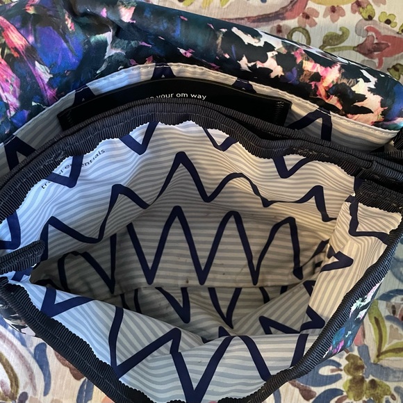 Lululemon Multi Compartments Front Flap Crossbody travel handbag - Picture 4 of 7